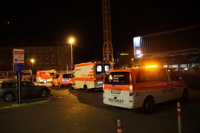 Stuttgart Mitte: Person auf Baukran sorgt fuer groesseren Feuerwehreinsatz